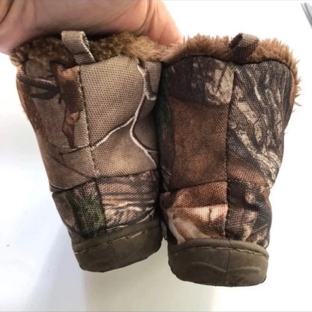 Realtree camouflage kids size small ( 5/6) boots